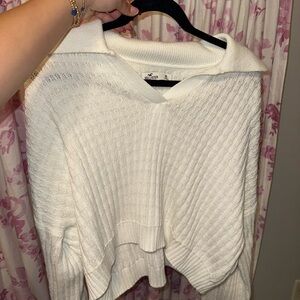 Hollister Women's Cream V-Neck Sweater